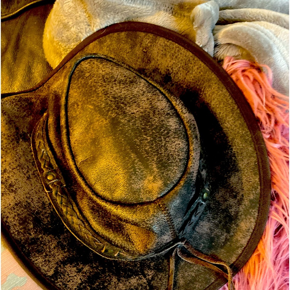 Kangaroo Crossing leather hat! Men and women can wear